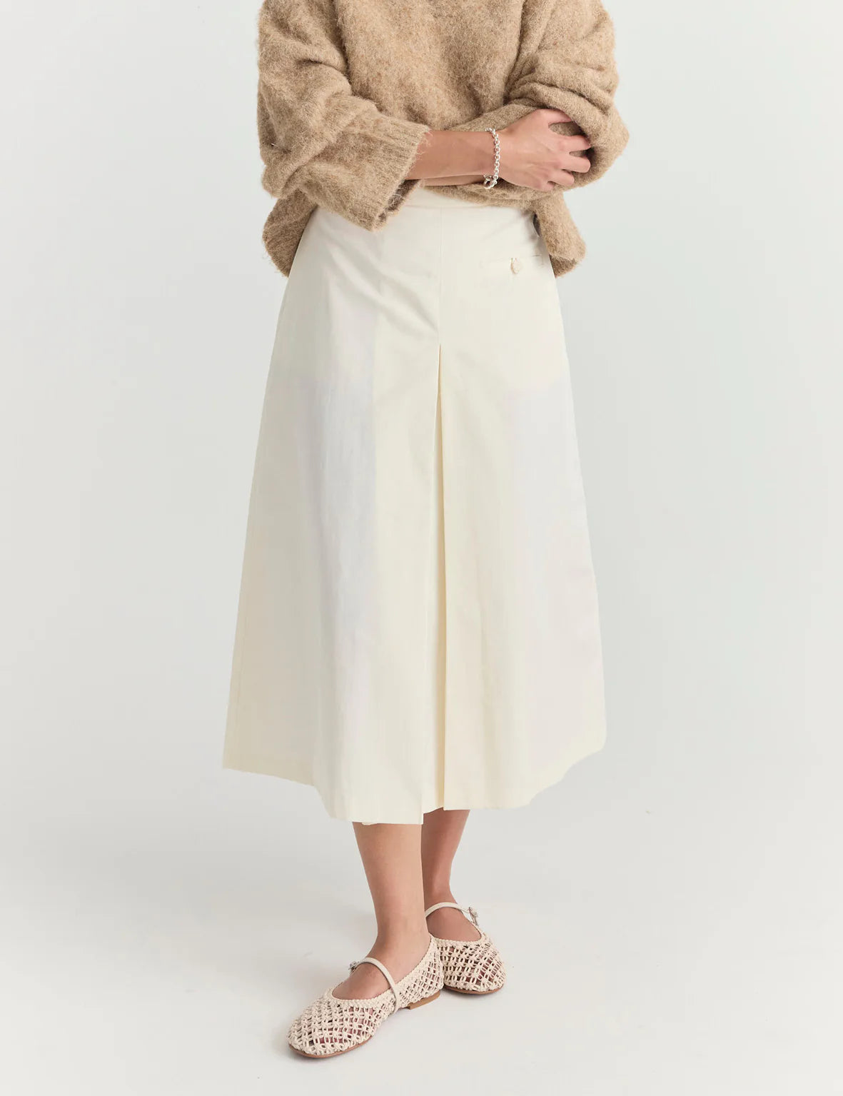 Amia Flat in Cream by La Tribe