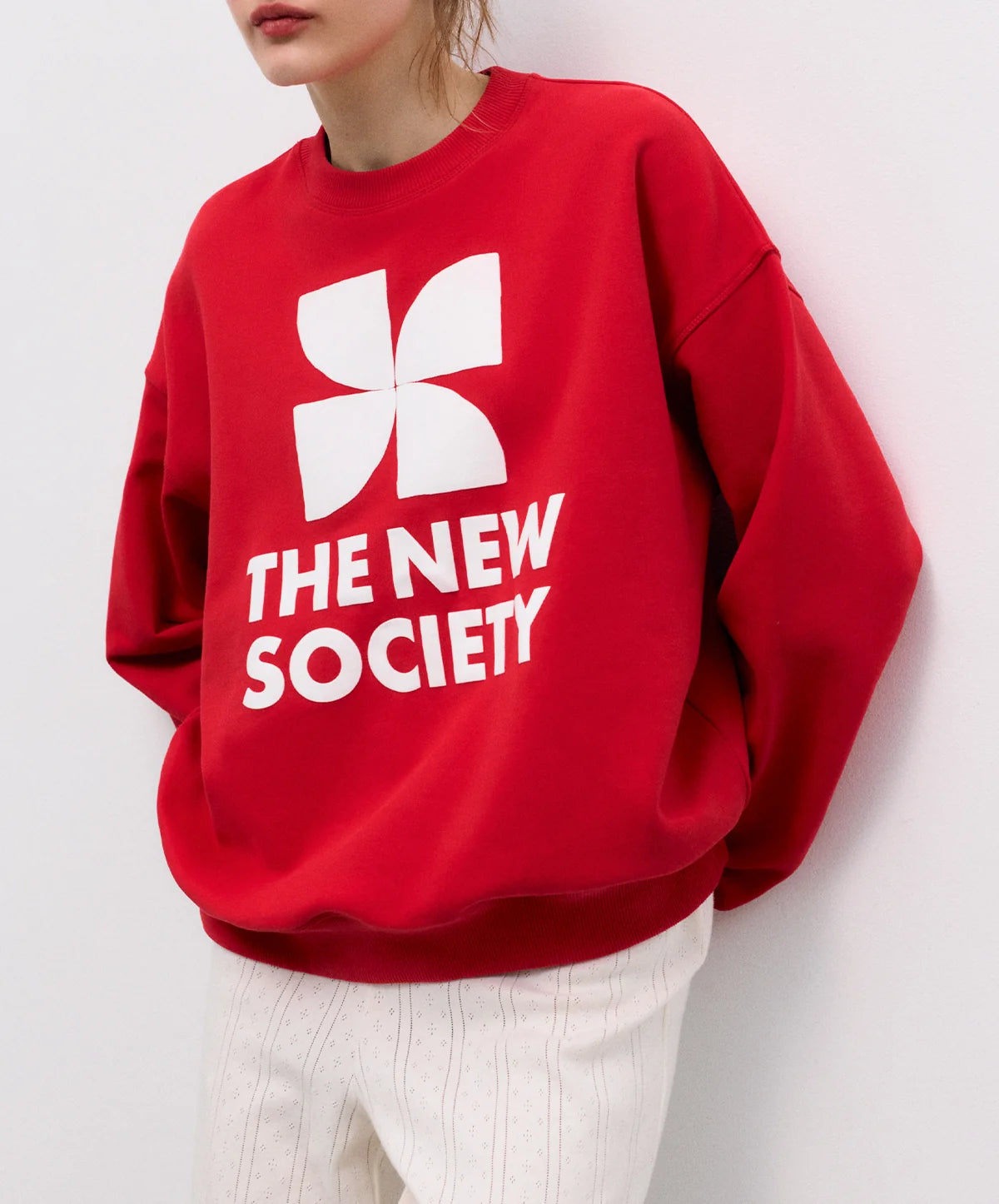 WOMANS SWEATSHIRT in Tulip Red by The New Society