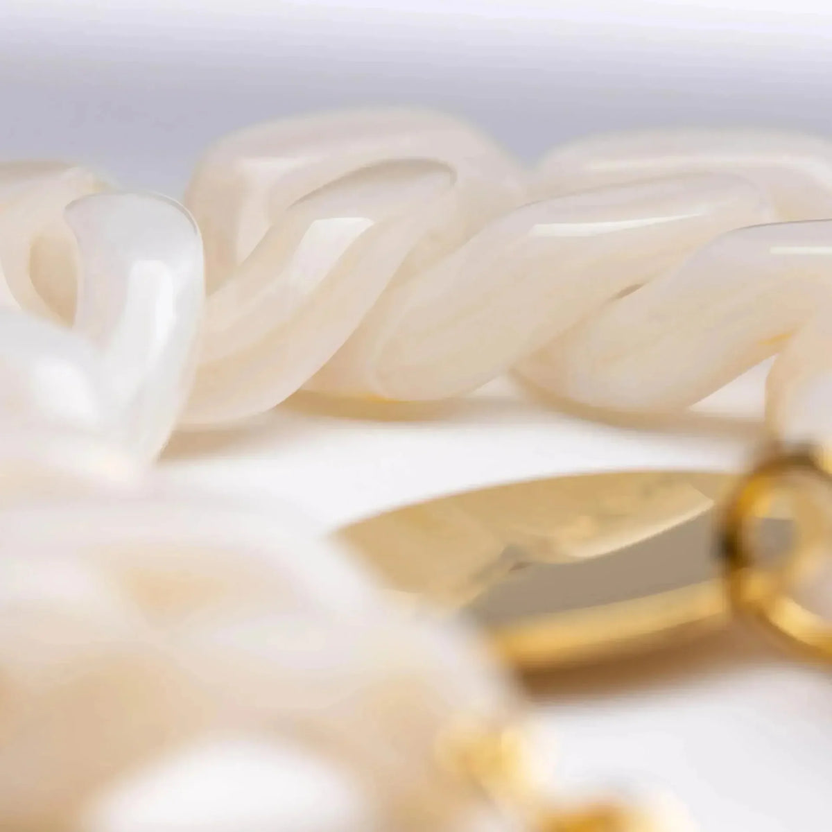 FLAT CHAIN BRACELET in Pearl Marble by Vanessa Baroni