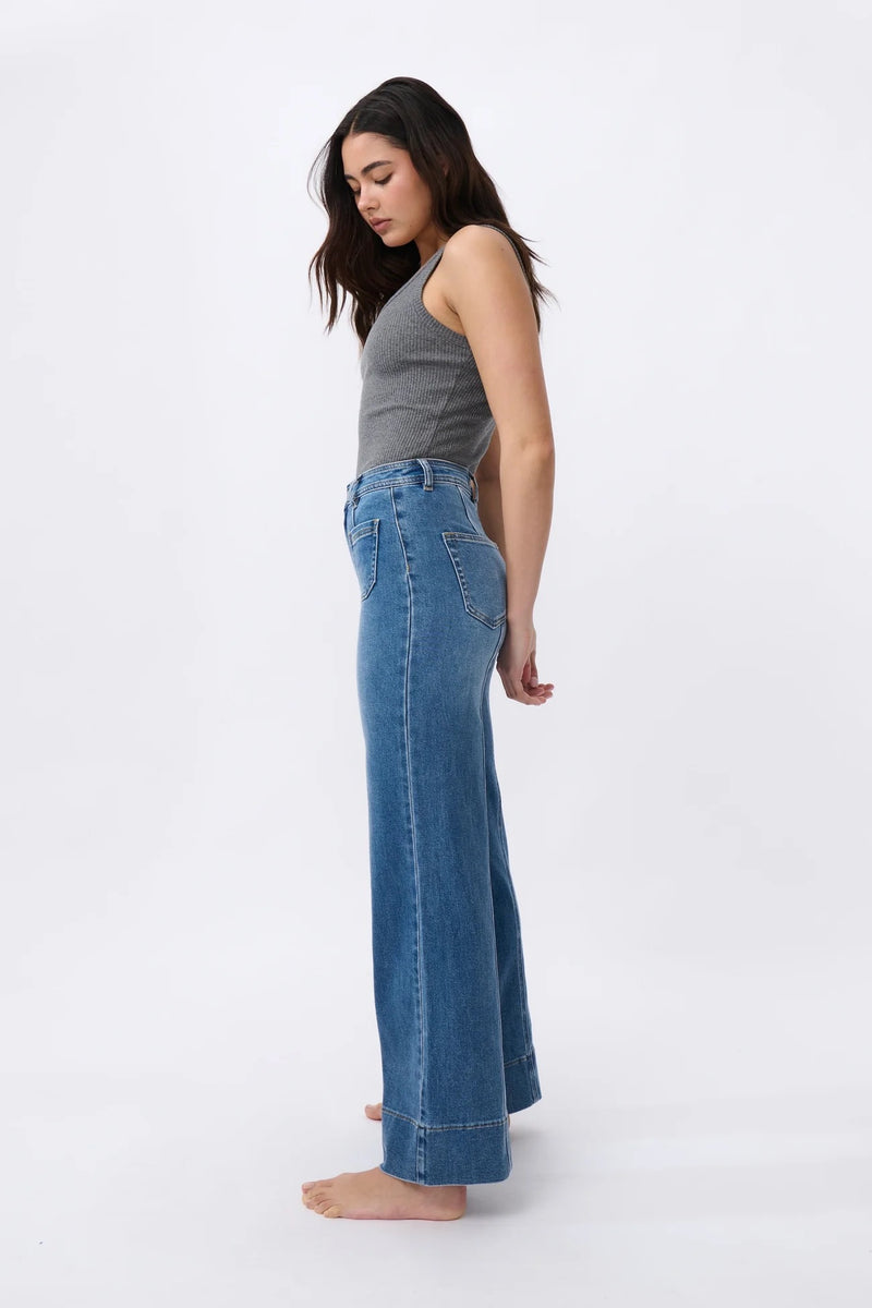 Kireina FARRAH JEAN in Dakota Wash