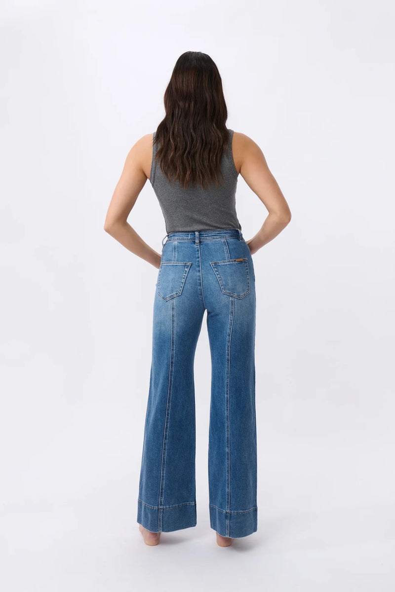 Kireina FARRAH JEAN in Dakota Wash