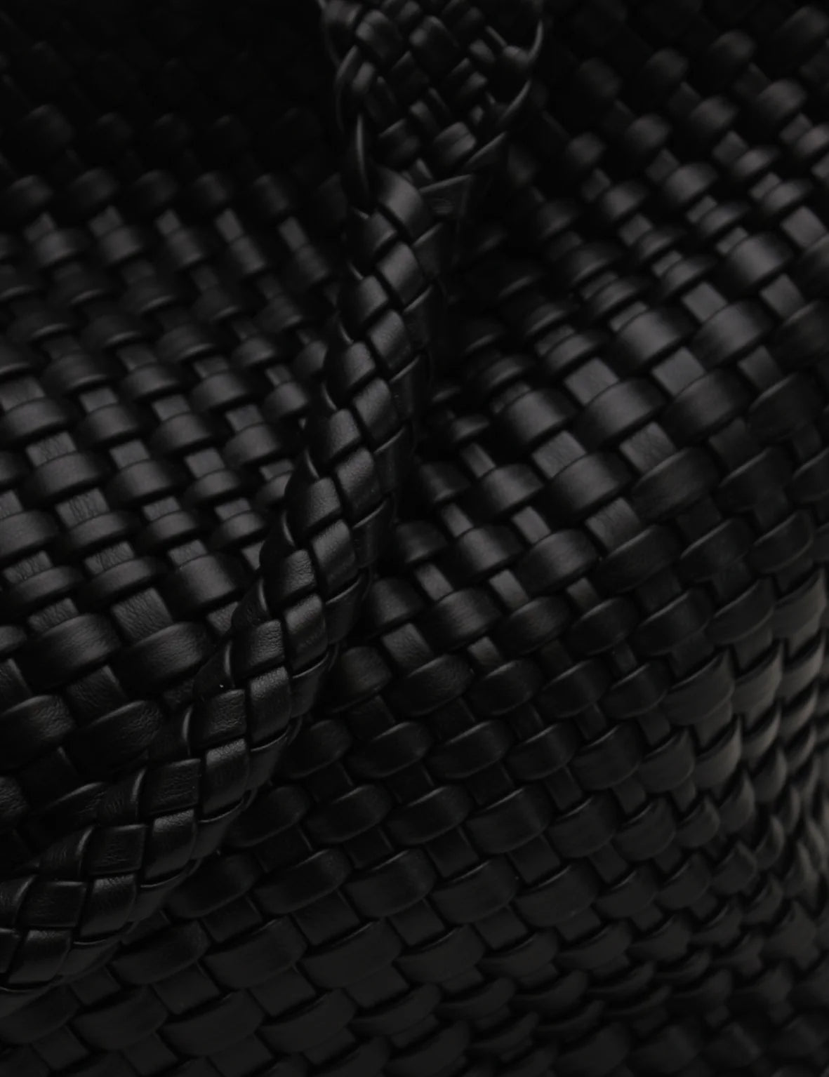 WOVEN TOTE BAG in Black by La Tribe